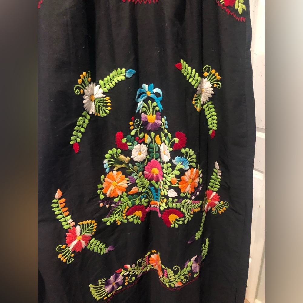 Vintage black embroidered Mexican dress - Picture 3 of 4